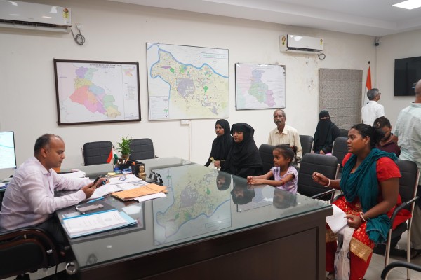 Jamshedpur: उपायुक्त ने सुनी नागरिकों की समस्याएं, समयबद्ध समाधान के निर्देश दिए