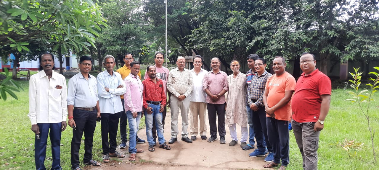 Saraikela: मां उग्रतारा महोत्सव में सरायकेला के छऊ कलाकार देंगे विशेष प्रस्तुति, 15 सदस्यीय दल रवाना