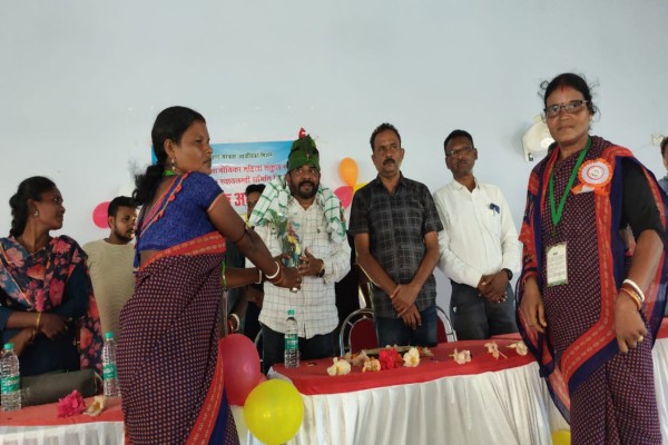 Bahragora: बखण्डामौदा में महिला समूह की वार्षिक आमसभा, अच्छा प्रदर्शन करने वाले समूह हुए सम्मानित
