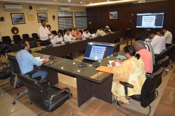 Saraikela: उपायुक्त ने कृषि योजनाओं की समीक्षा कर दिए सख्त निर्देश, ऋण माफी योजना के तहत जल्द पूरा होगा e-KYC