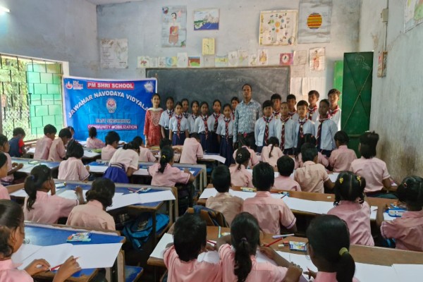 Bahragora: पीएम श्री जवाहर नवोदय विद्यालय के छात्रों ने ‘कम्युनिटी मोबिलाइजेशन’ के तहत लोगों को किया जागरूक