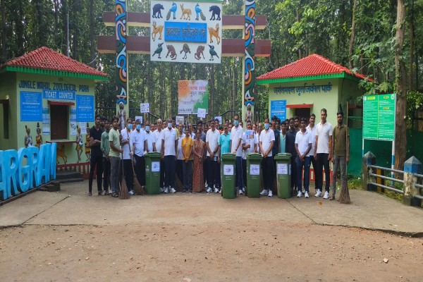 Jhargram: CRPF ने जूलॉजिकल पार्क में चलाया सफाई अभियान, स्वच्छता मार्च में जुटे स्थानीय लोग