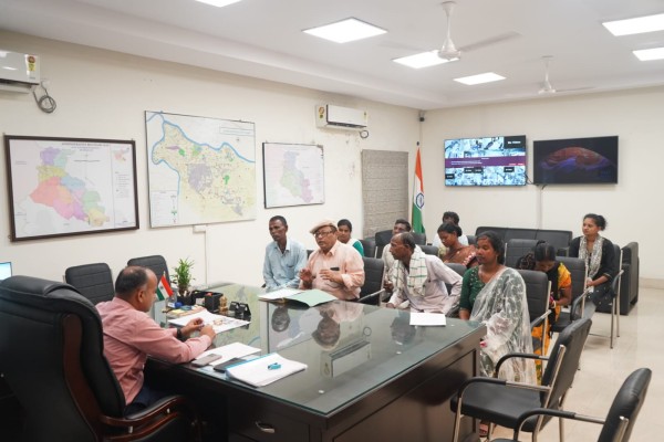 Jamshedpur: उपायुक्त ने जन शिकायत निवारण दिवस में सुनी नागरिकों की समस्याएं, समयबद्ध कार्रवाई के दिए निर्देश