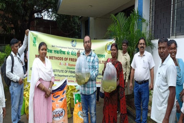 Jamshedpur: आदिवासी मत्स्य पालकों को आधुनिक तकनीक से मछली पालन का मिला प्रशिक्षण