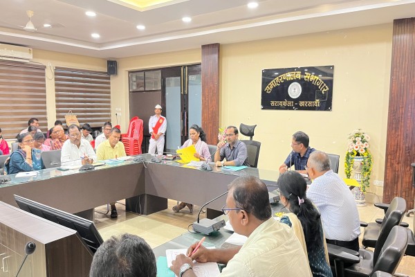 Saraikela: उपायुक्त ने की स्कूल योजनाओं की मॉनिटरिंग, ड्रॉपआउट रोकने के निर्देश