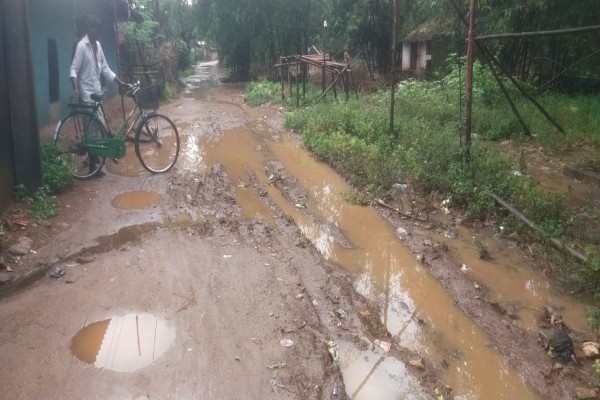 Bahragora: लगातार बारिश से बहरागोड़ा में कीचड़ में डूबी सड़कें, ग्रामीण परेशान