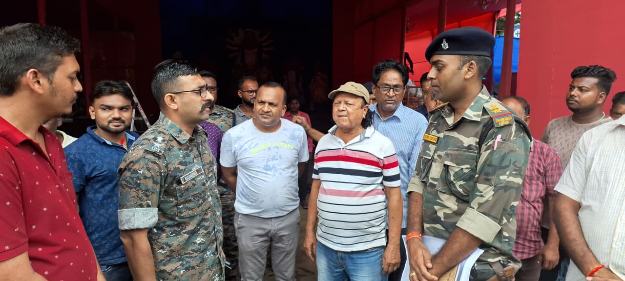 Potka: ग्रामीण एसपी ऋषभ गर्ग ने किया दुर्गा पूजा पंडालों का निरीक्षण, तैयारियों का लिया जायजा