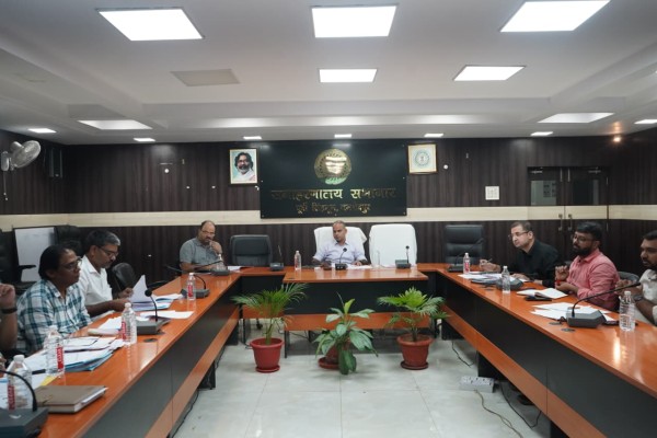 Jamshedpur: पूर्वी सिंहभूम में विकास योजनाओं की समीक्षा, लंबित कार्यों को शीघ्र पूर्ण करने के निर्देश