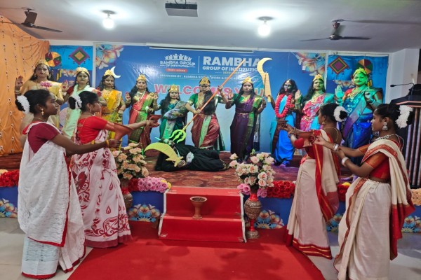 Rambha College में मां दुर्गा के नौ रूपों का रंगारंग प्रदर्शन, गरबा और धूणाची नृत्य ने बढ़ाई उत्सव की धूम