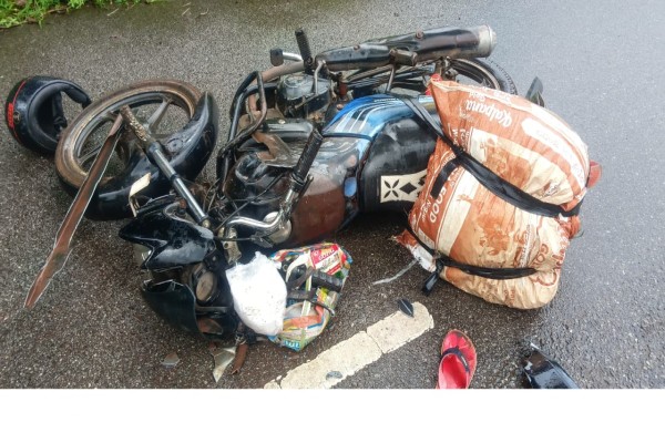 Chaibasa: झामुमो नेता की गाड़ी ने मोटरसाइकिल को मारी जोरदार टक्कर, युवक गंभीर रूप से घायल