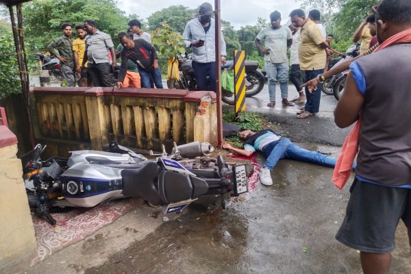 Jadugora: कालिकापुर में सड़क हादसा – रेलिंग से टकराई बाइक, एक युवक की मौत – एक गंभीर