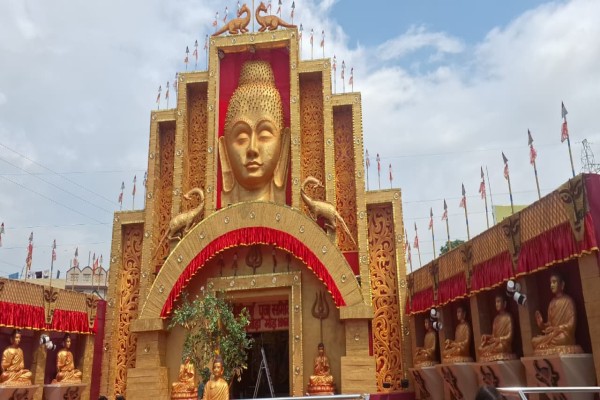 Jadugora: जादूगोड़ा दुर्गा पूजा पंडाल में विश्व शांति का संदेश, बुद्ध प्रतिमाओं ने खींचा ध्यान