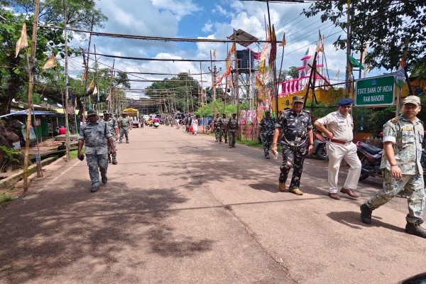 Chaibasa: त्योहार पर शांति व्यवस्था के लिए गुवा पुलिस अलर्ट, निकाला फ्लैग मार्च