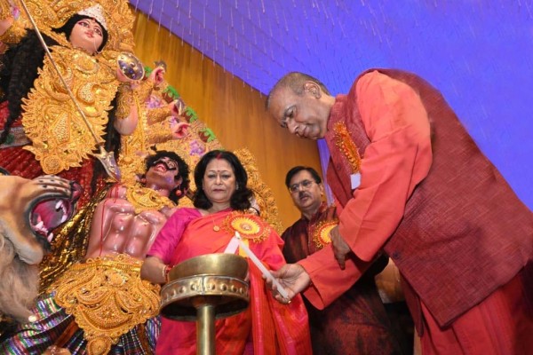 Kolkata: कोलकाता में दक्षिण पूर्व रेलवे की दुर्गा पूजा पंडाल का उद्घाटन, ‘दार्जिलिंग के टॉय ट्रेन’ ने खींचा सबका ध्यान