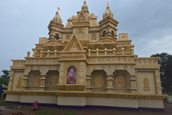 Chaibasa: बड़ाजामदा में दक्षिण भारतीय शैली में सजा पंडाल, मां दुर्गा की आराधना में जुटे श्रद्धालु