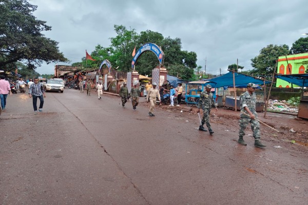 Chaibasa: बड़ाजामदा में दुर्गा पूजा सुरक्षा के लिए फ्लैग मार्च, पुलिस सतर्क