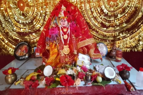 Chaibasa: वन देवी मंदिर में उमड़ी श्रद्धालुओं की भीड़, भजन-कीर्तन से गूंजा परिसर