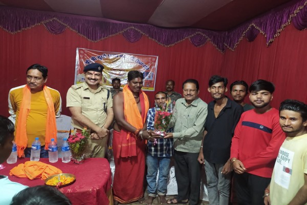 Jamshedpur: आजादनगर थाना प्रभारी ने दीप प्रज्ज्वलित कर किया दीपा शाही दुर्गा पूजा पंडाल का उद्घाटन