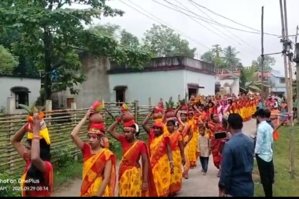 Bahragora: बहरागोड़ा में दुर्गा पूजा की भव्य शुरुआत, 108 कलश यात्रा से महासप्तमी का आगाज