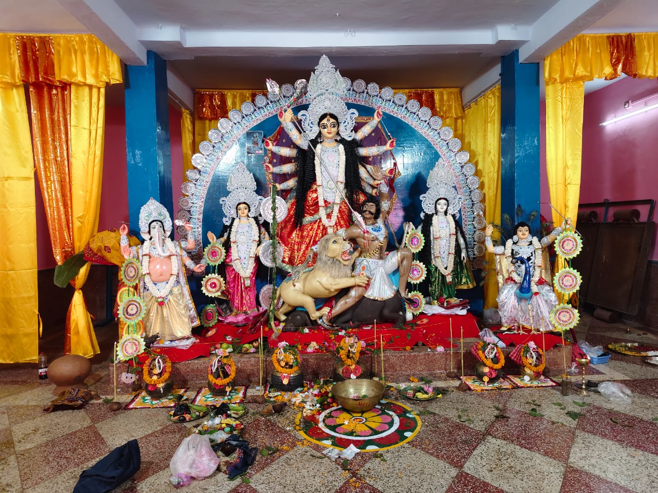 Chaibasa: गुवा के आठ पंडालों में खुला मां का पट, श्रद्धालुओं की लगी लंबी कतारें