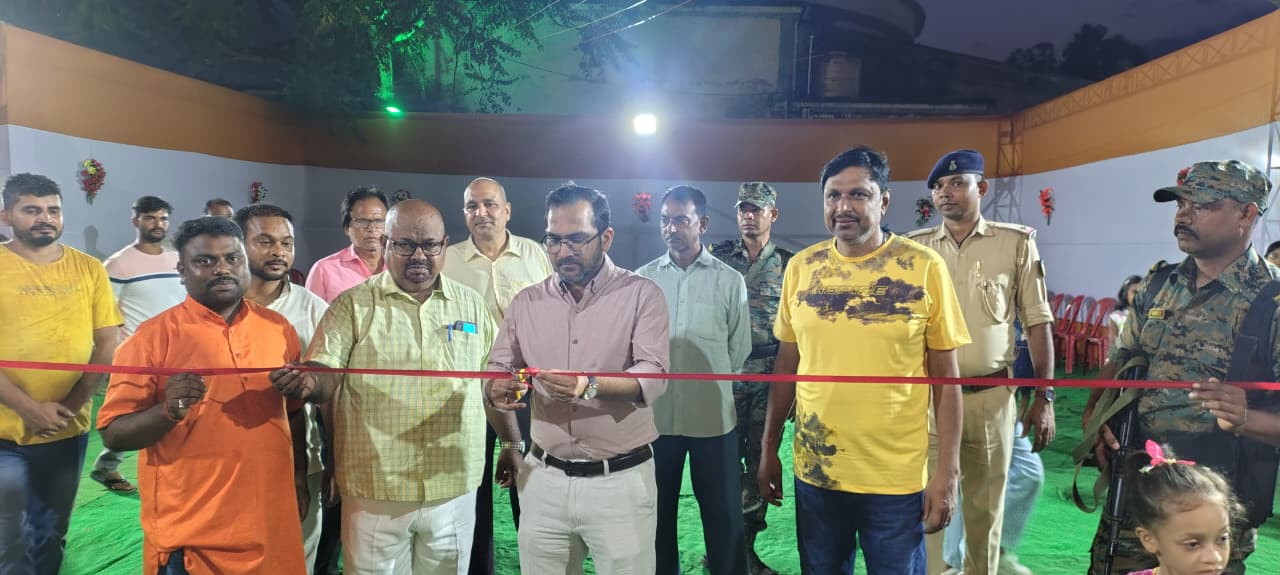 Saraikela: सरायकेला में राज्य की खुशहाली की मंगलकामना के साथ DC-SP ने किया पंडाल का उद्घाटन