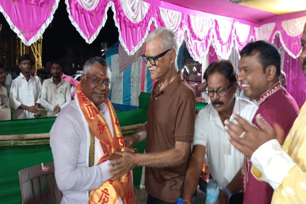 Jamshedpur: सोमेश सोरेन ने मां दुर्गा के चरणों में मांगा आशीर्वाद, जादूगोड़ा के पूजा पंडालों का किया भ्रमण