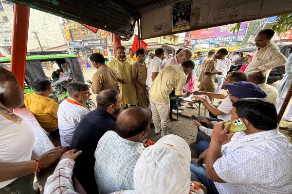 Jamshedpur: ‘वोट चोरी’ के खिलाफ साकची में कांग्रेस का हस्ताक्षर अभियान, बड़ी संख्या में जुटे लोग