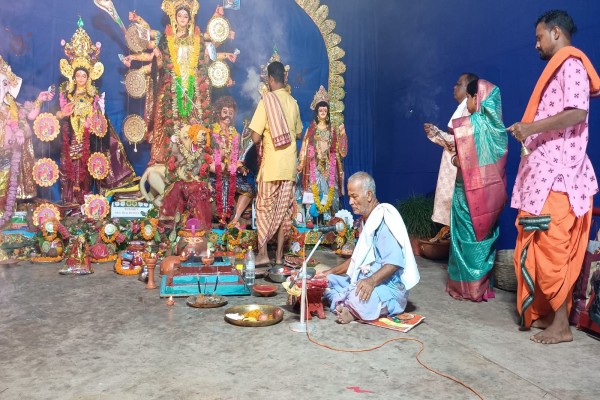 Jadugora: UCIL कॉलोनी में 108 दीपों से हुई मां दुर्गा की आराधना, पूजा पंडाल में उमड़ा आस्था का जनसैलाब