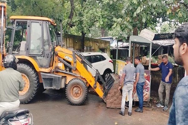 Jamshedpur : बिस्टुपुर खाऊ गली से प्रशासन ने हटाया अतिक्रमण, दुकानदारों में हड़कंप
