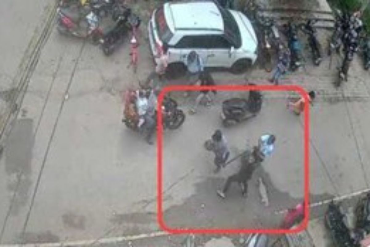 Chaibasa: चाईबासा में दिनदहाड़े बैंक के बाहर अपराधियों ने पेट्रोल पंप कर्मी से लूटे 5 लाख