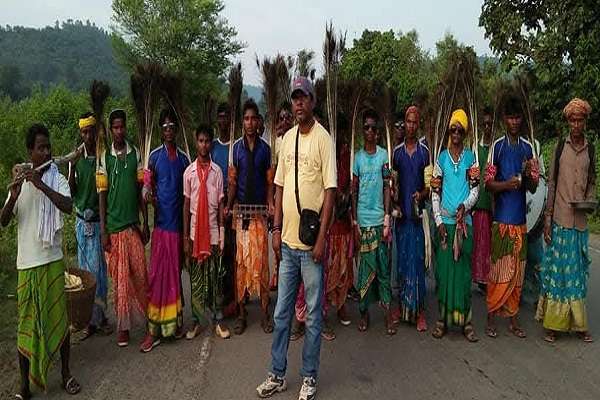 Seraikela : दसई नृत्य कराता है दुर्गापूजा का आभाष, गाजे-बाजे के साथ महिषासुर मर्दिनी की खोज में निकलते हैं ग्रामीण