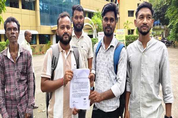 Jamshedpur : वेस्ट स्लैग गिराने से धान की फसल हुई नष्ट, डीसी-एसडीएम से शिकायत