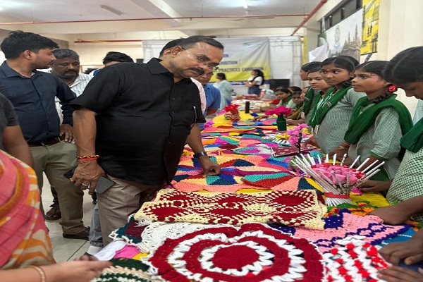 Jamshedpur : कबाड़ से उपयोगी चीजें बना महिला समूह व छात्राओं ने दर्शकों का जीता दिल