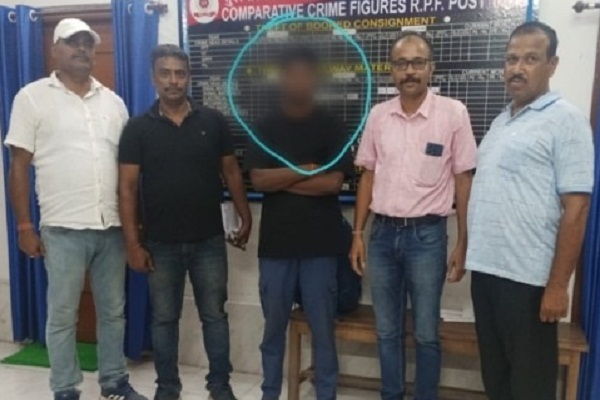 Kharagpur : हल्दिया रेलवे स्टेशन के पीआरएस काउंटर से धराया टिकट दलाल, आरपीएफ ने भेजा जेल