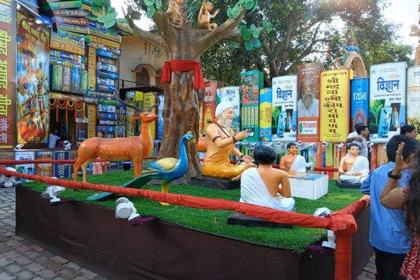 Shardiya Navratri 2025: रांची में मां दुर्गा के दरबार में सजीं 18 हजार किताबें, पंडाल बना ज्ञान का मंदिर