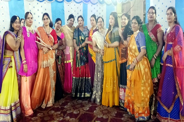 Jamshedpur : परसुडीह सोसाइटी कॉलोनी की महिलाएं फ़िल्मी और गरबा की धुनों पर जमकर थिरकी