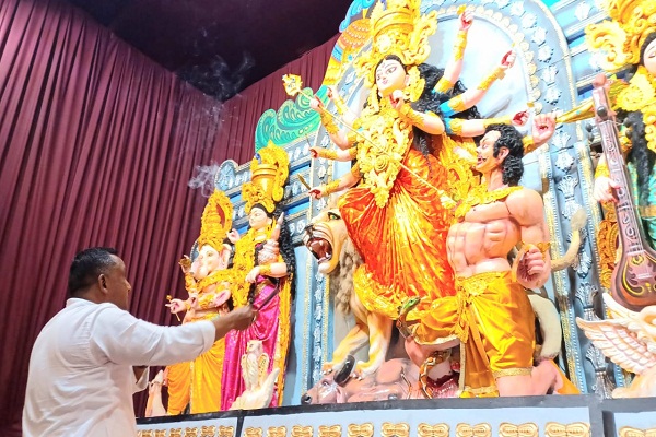 Jamshedpur : सोनारी सेंट्रल दुर्गा पूजा समिति के पंडाल का पूर्व मंत्री बन्ना गुप्ता ने किया उद्घाटन, मां अंबे से सुख, समृद्धि व शांति की कामना की