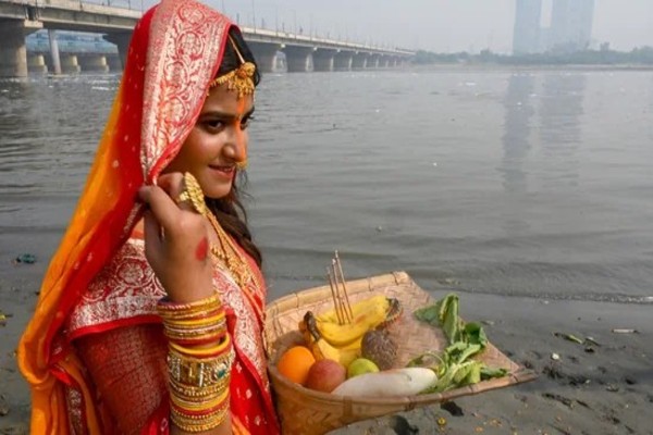 Chhath Puja 2025: नहाय-खाय के साथ चार दिनों के सूर्योपासना पर्व की शुरुआत, जानिए विधि और महत्व
