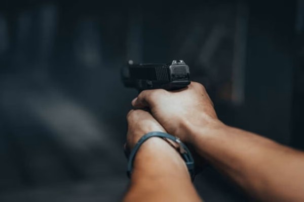 Jamshedpur: जुआ खेलने के दौरान विवाद, युवक को सीने में मारी गोली – हालत नाजुक