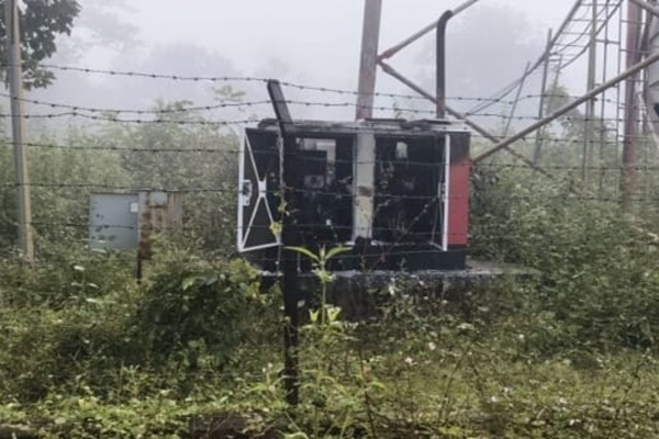 Chaibasa : छोटानागरा में नक्सली तांडव : बहदा गांव में एयरटेल मोबाइल टावर को आग के हवाले, पोस्टर छोड़ दी बड़ी धमकी