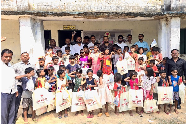 Jamshedpur : अर्पण परिवार ने चांवड़बांधा में दीपावली की खुशियाँ बांटी