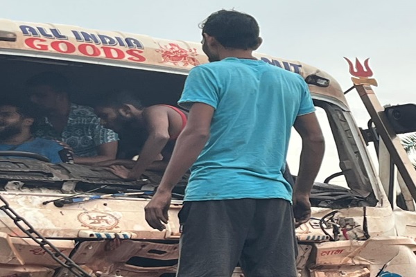 Baharagoda : रंगड़ो पुलिया पर भीषण हादसा, ट्रक चालक एक घंटे तक फंसा रहा