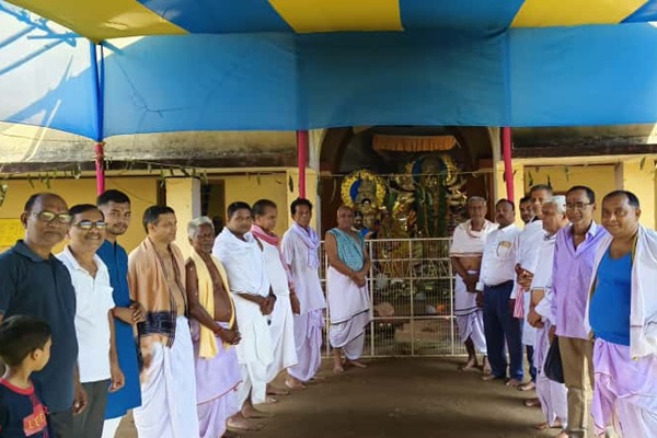 Baharagoda : पाचंडो गांव में विजयदशमी पर मां दुर्गा की प्रतिमा का विसर्जन, सिंदूर खेला में उमड़ी महिलाओं की भीड़