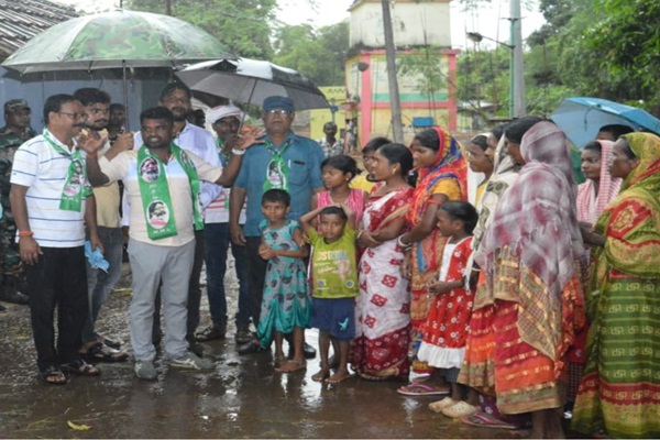 Ghatsila : भारी बारिश में भी संजीव सरदार का जनसंपर्क अभियान जारी