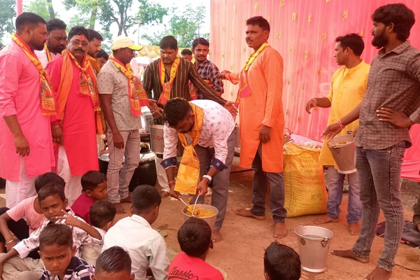 Jadugoda : बागों गांव में गोवर्धन पूजा की धूम, विधायक संजीव सरदार ने भक्तों को बांटा महाभोग