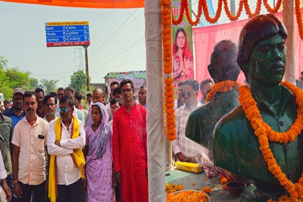 Seraikela : शहीद अजीत धनंजय महतो की 43वीं शहादत दिवस पर श्रद्धांजलि सभा, मोटरसाइकिल जुलूस के साथ किया गया नमन