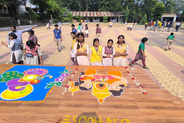 Gua : डीएवी पब्लिक स्कूल चिड़िया में दीपोत्सव और छठ पर्व पर रंगोली प्रतियोगिता