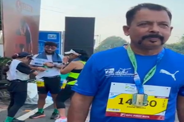 Jamshedpur : दिल्ली हाफ मैराथन में जमशेदपुर के पुलिस इंस्पेक्टर आनंद मिश्रा का शानदार प्रदर्शन