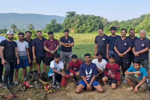 Jamshedpur : डिमना लेक में चला स्वच्छता अभियान, विसर्जित मूर्तियों और पूजन सामग्री की हुई सफाई