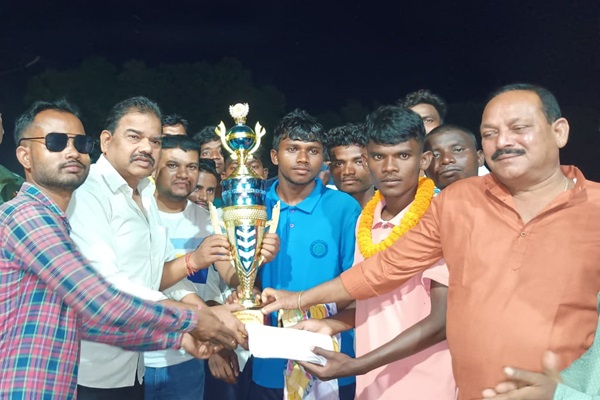 Jadugoda : बोंनगोडा में संपन्न हुआ 15वां स्वर्गीय शंभु नाथ महतो फुटबॉल महाकुंभ, विजेता बनी बाबा स्पॉटिंग टीम